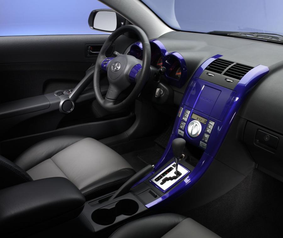 Интерьер Scion tC by Ron English 2007 года  (фото 5 из 8)